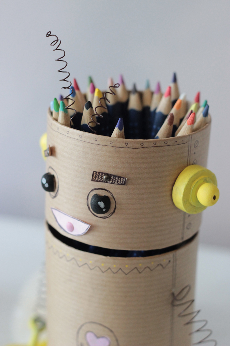 robot-pot-a-crayon-diy-recyclage-details