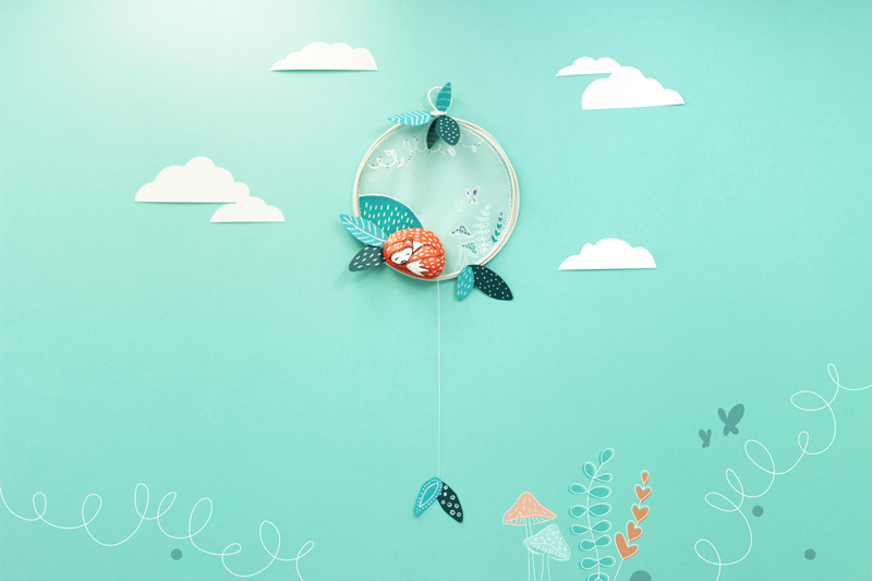 Créer un adorable mobile ou décoration murale pour enfants sur le thème de la forêt avec un petit renard endormi